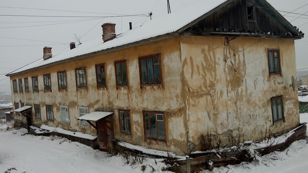 Старые бараки. Магадан расселение аварийного жилья. Магадан ул.Солдатенко. Барак расселение ветхое жилье Калуга. Магадан переулок Солдатенко.