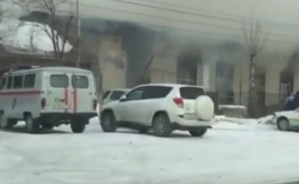 Горит склад с мебелью на улице Суворова в Хабаровске