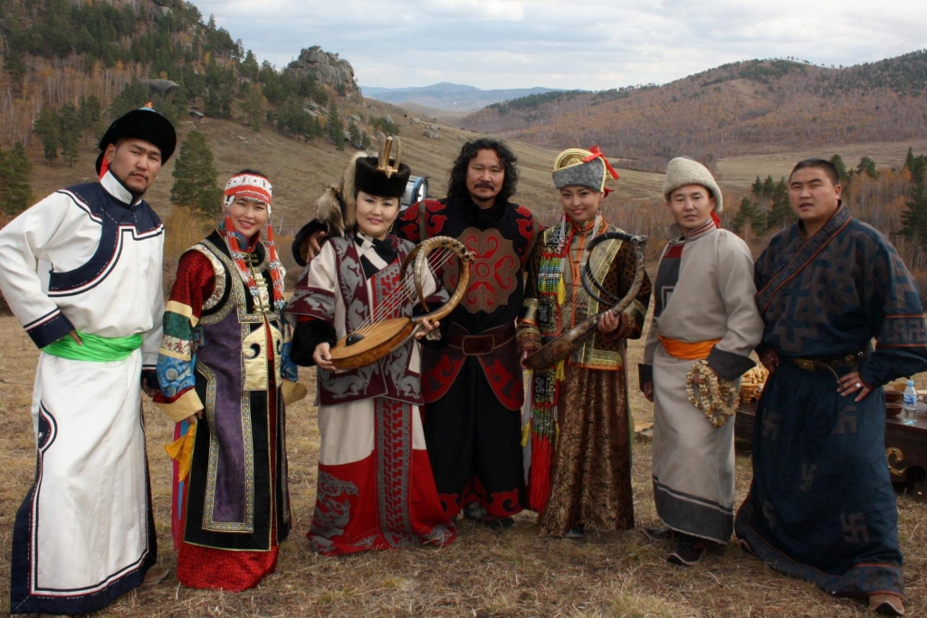 Какие группы алтайской семьи. Буряты Улан Удэ. Голос кочевников Улан Удэ. Монгольские кочевники в Бурятии. Буряты в Улан Удэ население.