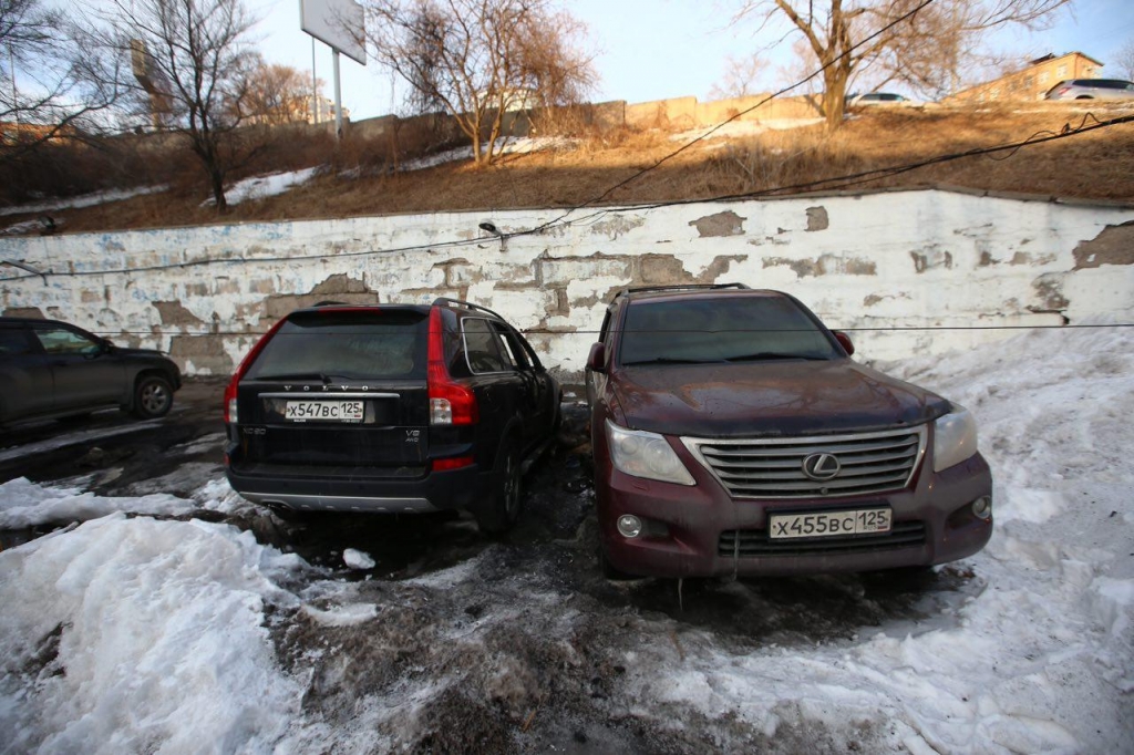 В центре Владивостока сгорели автомобили. Вид с относительно непострадавшей стороны