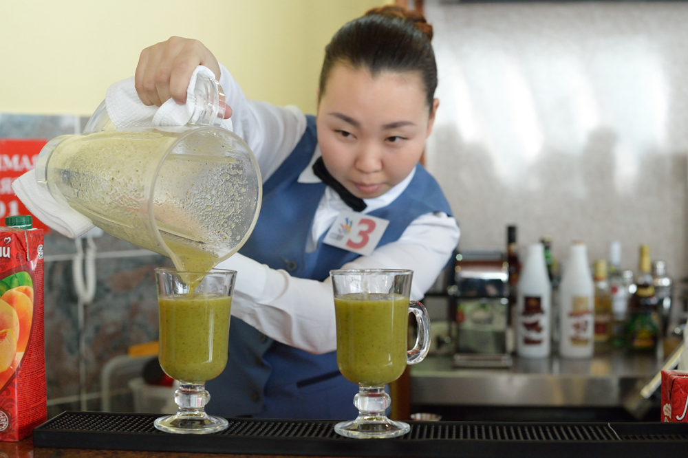 Коктейль из "тайных" ингредиентов готовят участники WorldSkills в Якутске Спиридон Слепцов, ИА YakutiaMedia