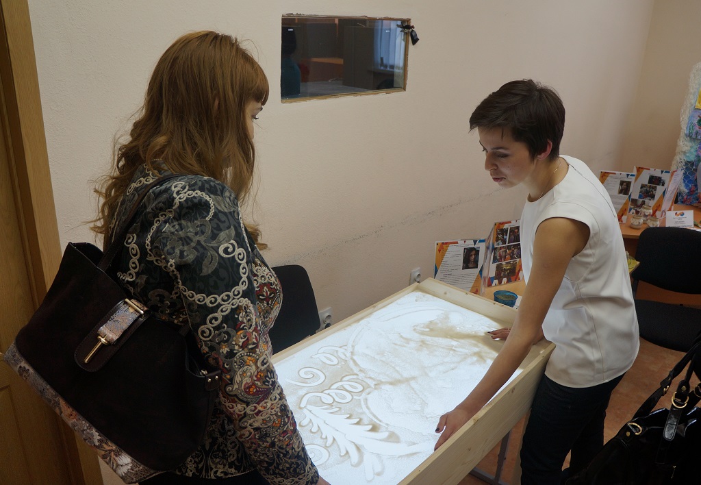 Нарисовать полотна песком легко