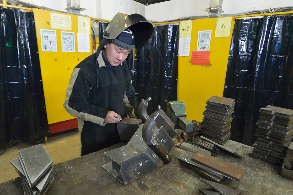 Задания, сложные даже для опытных сварщиков, достались участникам WorldSkills в Якутске