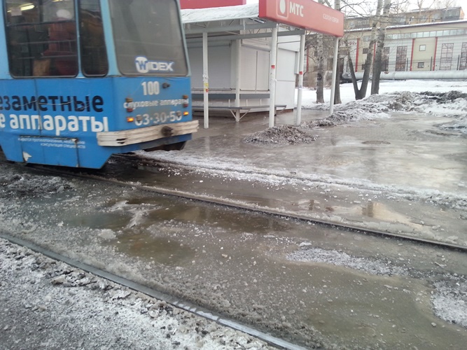 Остановка "Судоверфь" в Хабаровске покрылась толстым слоем льда