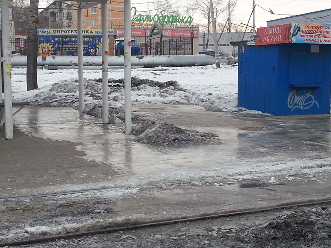 Остановка "Судоверфь" в Хабаровске покрылась толстым слоем льда