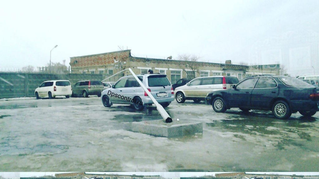 Столб упал на автомобиль