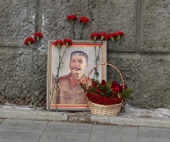 Магаданские коммунисты почтили память великого политического деятеля Иосифа Сталина