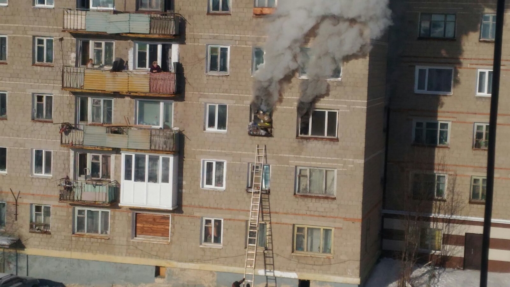 Колымские пожарные ликвидировали пожар в поселке Сокол