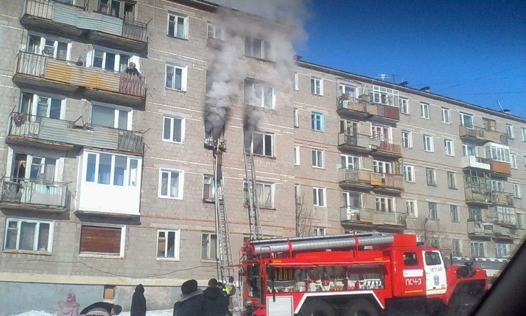 Колымские пожарные ликвидировали пожар в поселке Сокол Из соцсетей