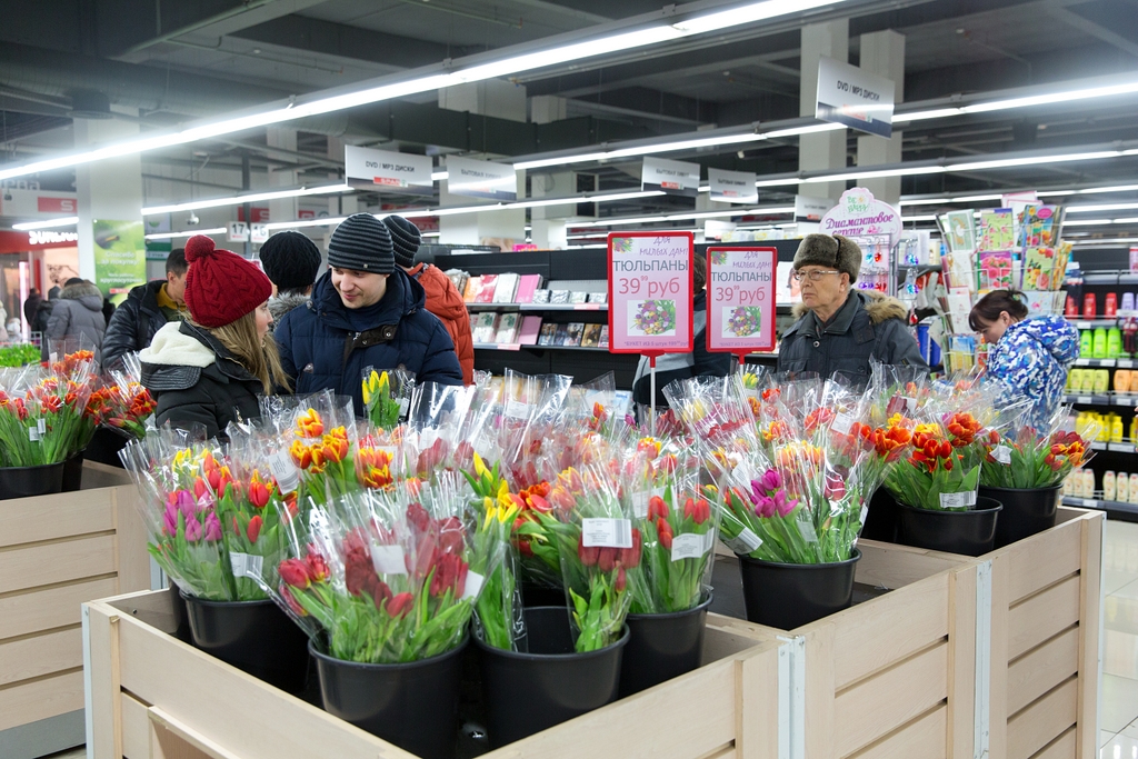 Сколько стоят цветы 2024. Тюльпаны в цветочном магазине. Торговля цветами. Уличная торговля тюльпанами. Выкладка цветов в магазине.