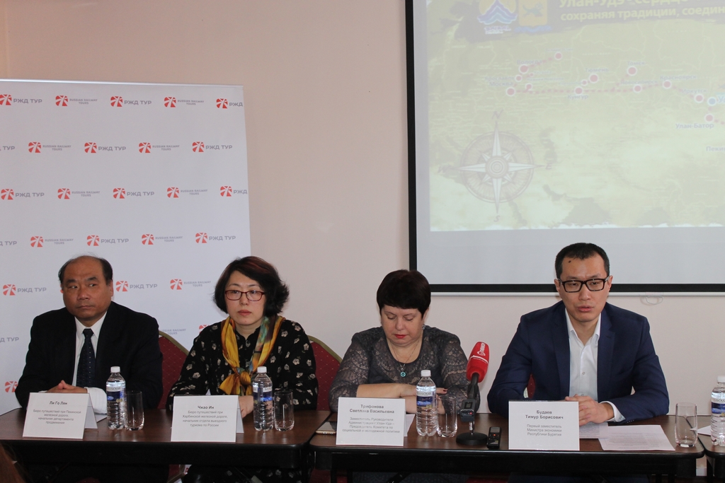 Представители китайской делегации и властей Бурятии на пресс-конференции
