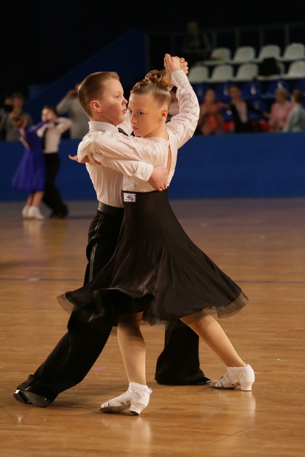 Шесть пар магаданского спортивного танцевального клуба "Модест" и одна маленькая солистка приняли участие в престижных ежегодных соревнованиях по спортивным бальным танцам