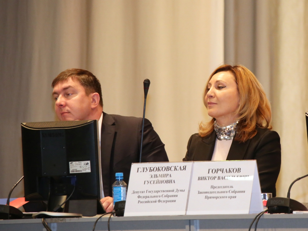 Вице-губкрнатор Приморского края по вопросам злравоохранения Павел Серебряков и депутат Госдумы РФ от Приморья Эльмира Глубоковская