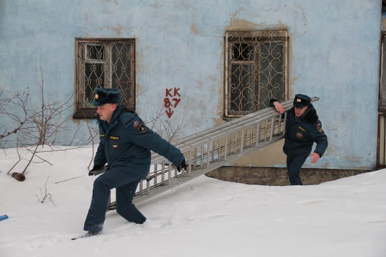 Пожар вспыхнул этим утром в пятиэтажке в Южно-Сахалинске