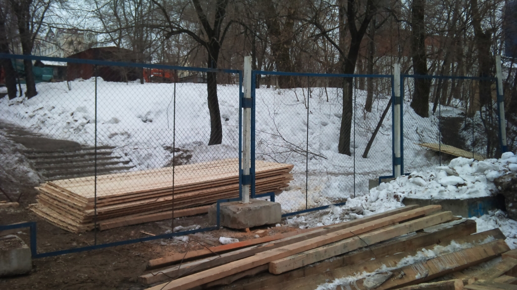 Жильцы домов в центре Хабаровска обливают помоями строящуюся по соседству высотку