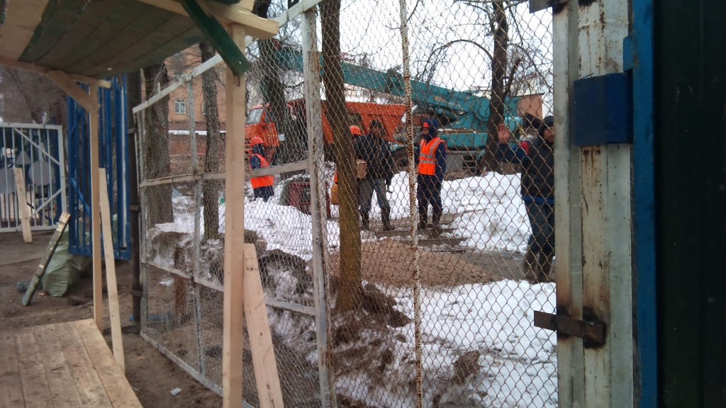 Жильцы домов в центре Хабаровска обливают помоями строящуюся по соседству высотку