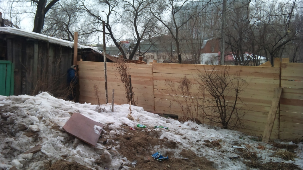 Жильцы домов в центре Хабаровска обливают помоями строящуюся по соседству высотку