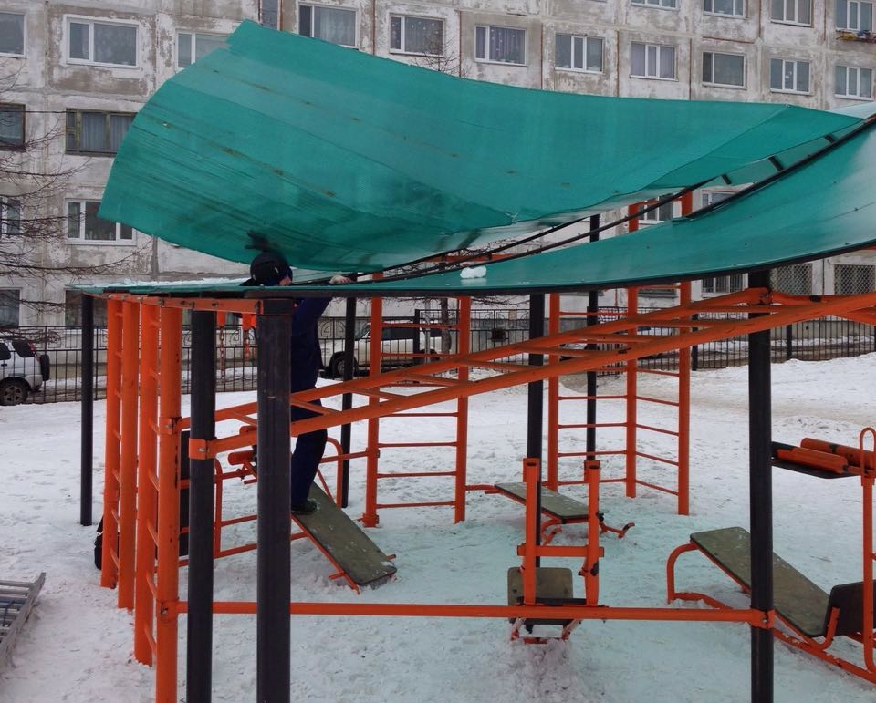 Листы крыши со спортсооружения сорвало сильным ветром накануне в Магадане
