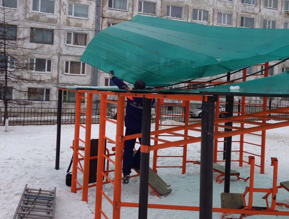 Подоспевшие на место происшествия спасатели прикрутили "кровлю"