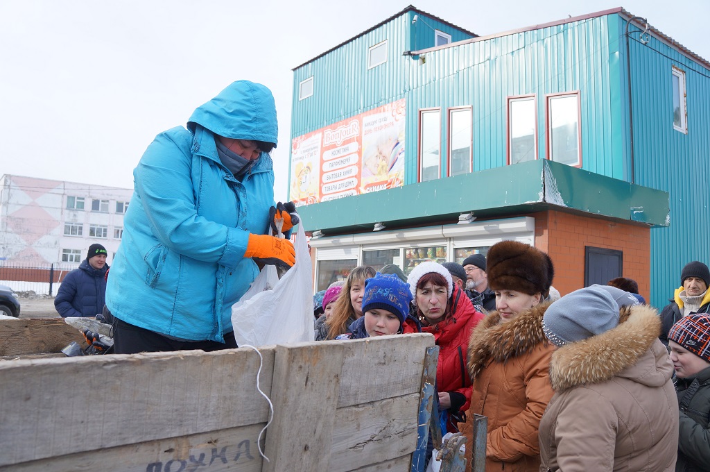 Около 2 тонн наваги бесплатно раздал колымский депутат Михаил Тумашов жителям округа № 5