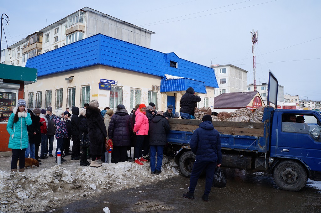 Около 2 тонн наваги бесплатно раздал колымский депутат Михаил Тумашов жителям округа № 5