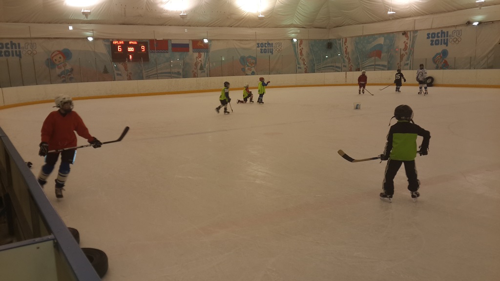 Идет тренировка юных хоккеистов