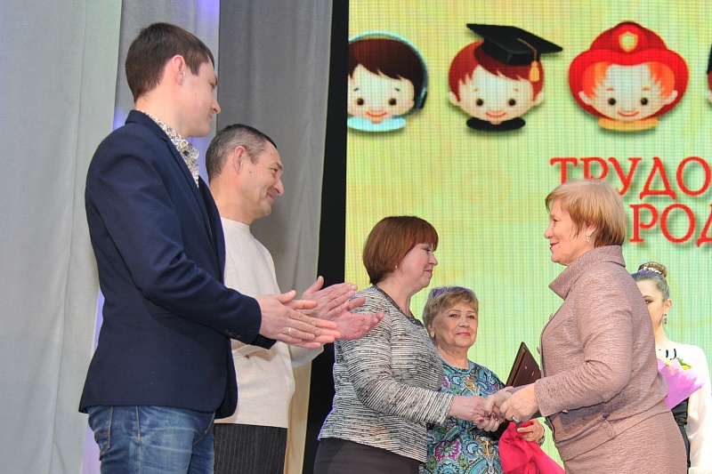 Трудовые династии, общий стаж которых перевалил за сотню лет, чествовали в Хабаровске 