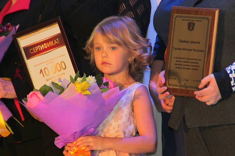 Трудовые династии, общий стаж которых перевалил за сотню лет, чествовали в Хабаровске 