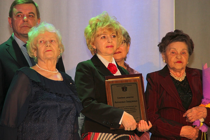 Трудовые династии, общий стаж которых перевалил за сотню лет, чествовали в Хабаровске 