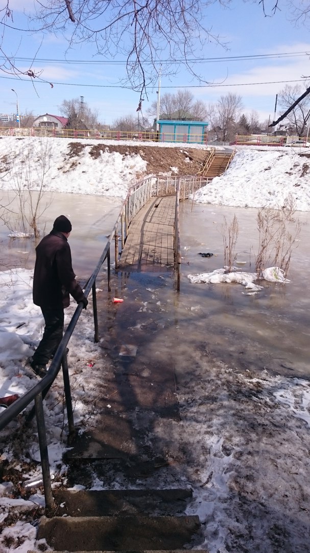 Мост, ведущий к школе №19 в Хабаровске, уходит под воду