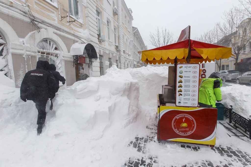 Продавцы настоящего пян-се — в приметных салатовых фартуках