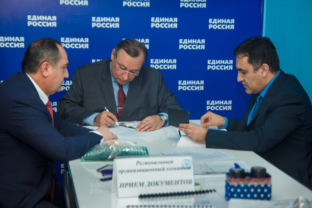 Депутат ЗС ПК Сергей Ищенко (в центре) и депутат ЗС ПК Джамбулат Текиев (слева)