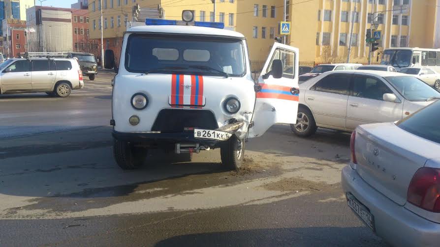 Внедорожник протаранил машину спасателей в Якутске 