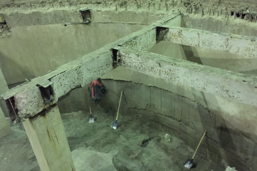 Теперь строителям предстоит спуститься на отметку минус 7,2 метра для полного демонтажа колонн