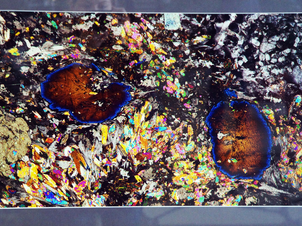 "Чароит. Взгляд сквозь камень"