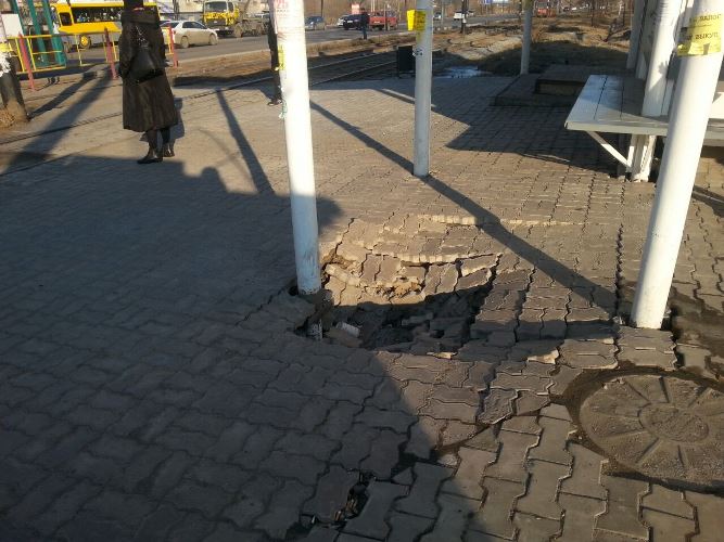 Вход в хабаровское подземелье вот-вот появится на "Судоверфи" в поврежденном тротуаре