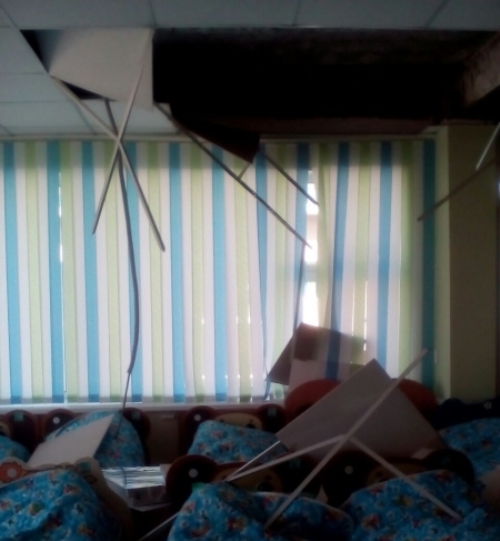 Часть подвесного потолка обвалилась