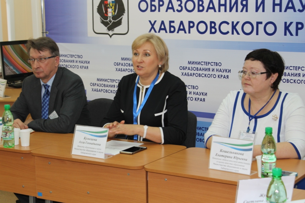 Родители хабаровских выпускников "сдали ЕГЭ"