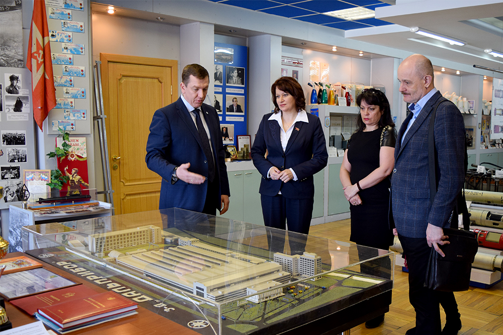 Визит депутатов Думы г. Владивостока на "Дальприбор": в музее завода 