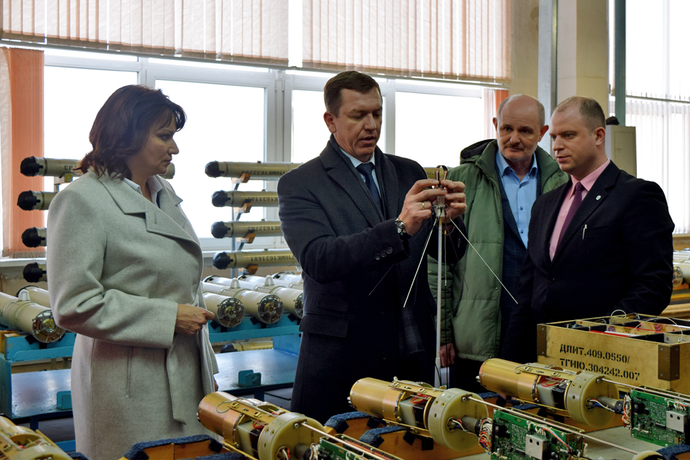 Визит депутатов Думы г. Владивостока на "Дальприбор": в цехах 