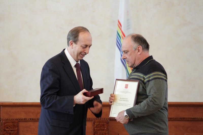 Глава ЕАО вручает награды 