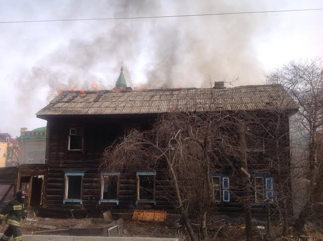 Двухэтажный дом горит рядом с мечетью в Иркутске 