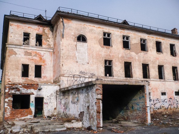 Полуразрушенный барак