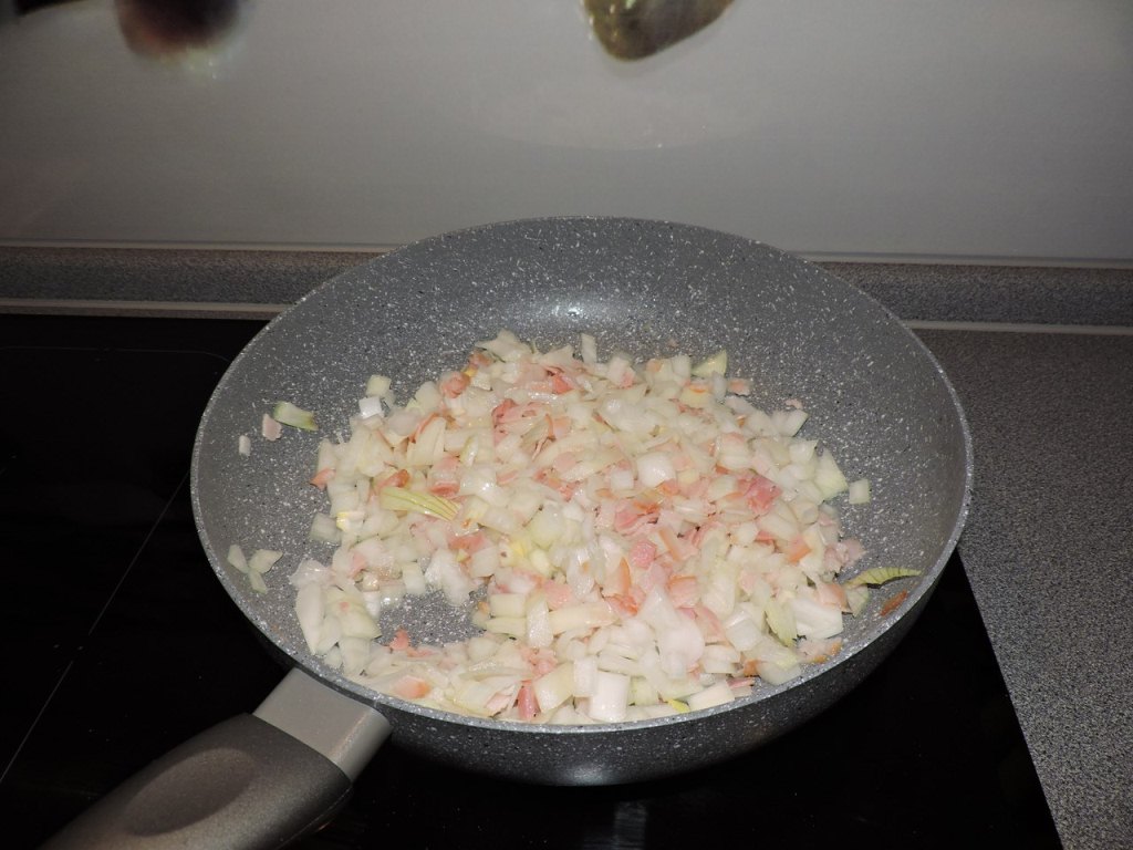 Обжаририваем лук с беконом