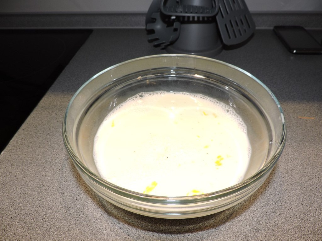 Замешиваем яичную-молочную смесь