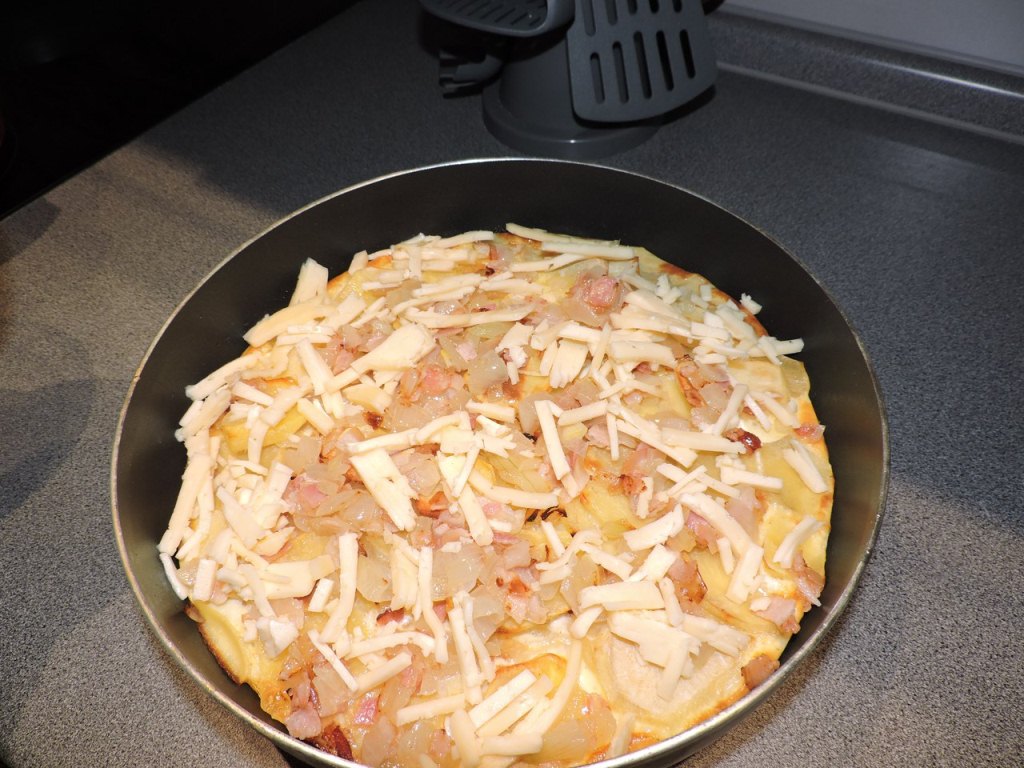 Когда форма заполнится, залить картошечку яично-молочной смесью