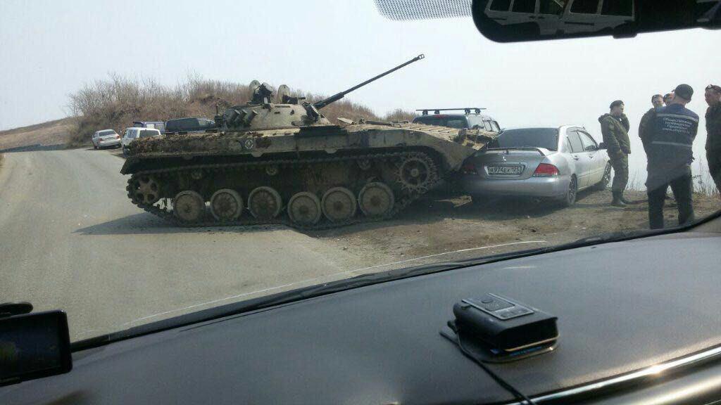 БМП-2 под Владивостоком подмял два автомобиля группа dps_vl