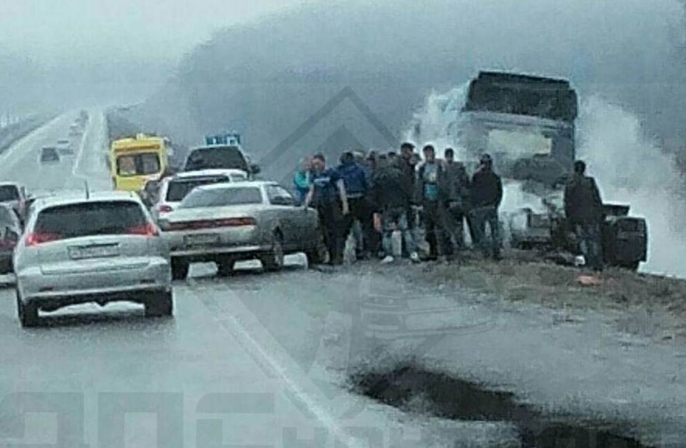 Фура загорелась на федеральной трассе, другие автовладельцы помогали тушить