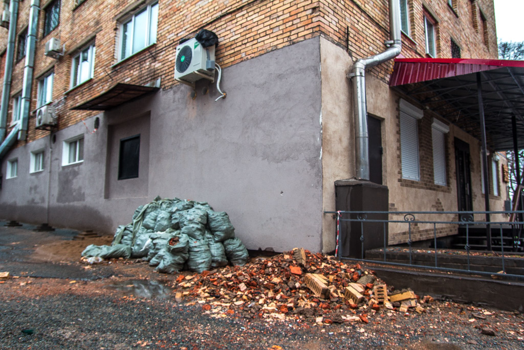 Падающие кирпичи дворники складывают в мешки