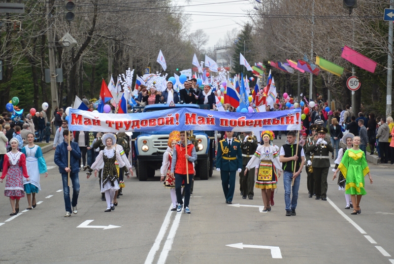 1 мая житель. Шествие 1 мая Биробиджан. Украшение колонны на 1 мая. Биробиджан жители. Жители города Биробиджан.